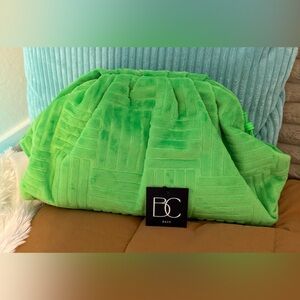 NWT Stunning Green Crossbody/Clutch Bag with Magnetic Closure